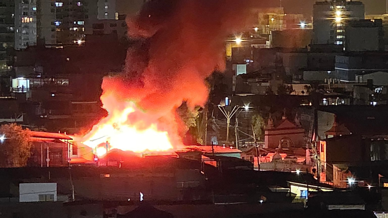 Incendio estructural en Iquique deja tres viviendas afectadas tras masivo despliegue de Bomberos