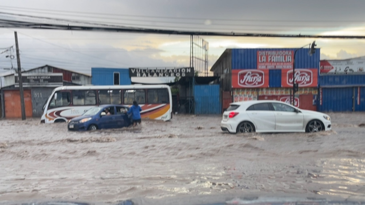 Desborde del Canal Santa Marta genera emergencias viales y cortes de tránsito en Maipú