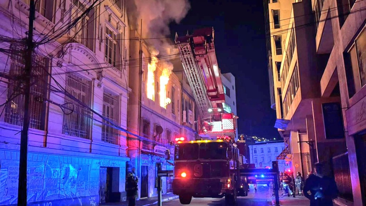 Incendio estructural declarado afecta a locales comerciales en sector Prat y Cochrane