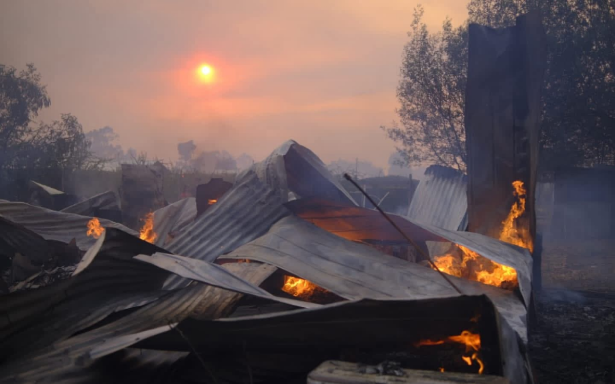 Incendio forestal en sector Santa Isabel de San Carlos deja tres viviendas destruidas y diez personas damnificadas